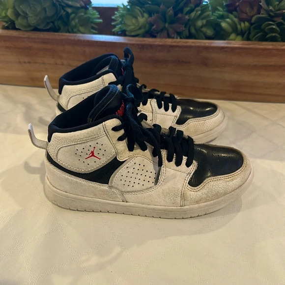 Nike Jordan Access White Black University Red boys shoes high Hi tops  size 1‎ - Picture 1 of 6